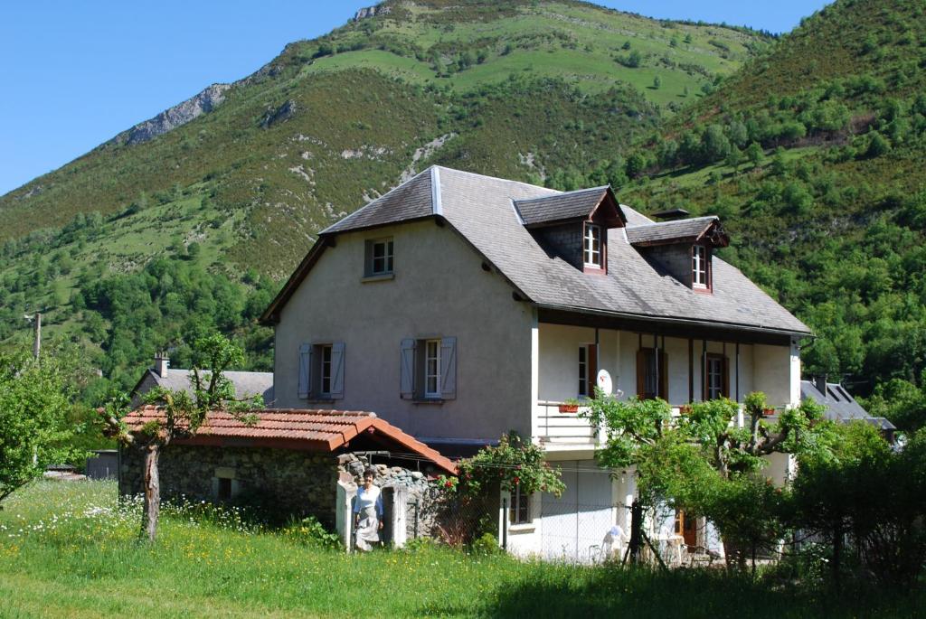 ein Haus vor einem Berg in der Unterkunft Maison Lacoste in Campan