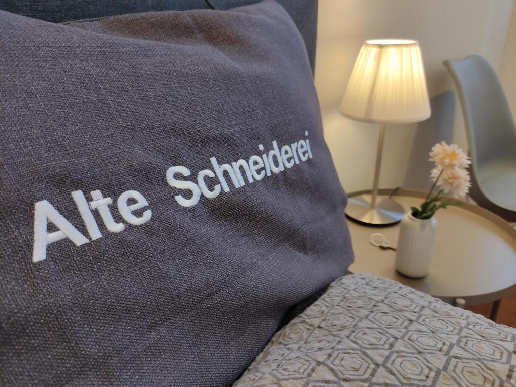 a pillow with the word air guaranteed written on it at Gästezimmer alte Schneiderei in Duderstadt