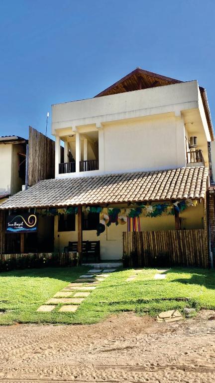 a building with a fence in front of it at Pousada Sunbrazil in Jericoacoara