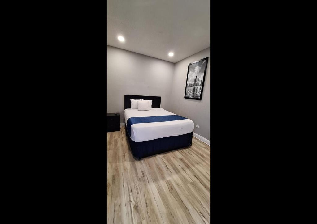 a bedroom with a bed in a room at Rainbow Motel in Summit