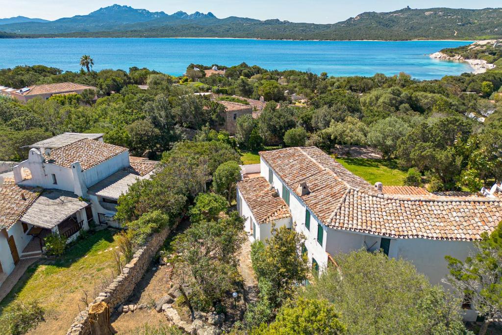 an aerial view of a house with a view of the water at A due passi da mare in Abbiadori
