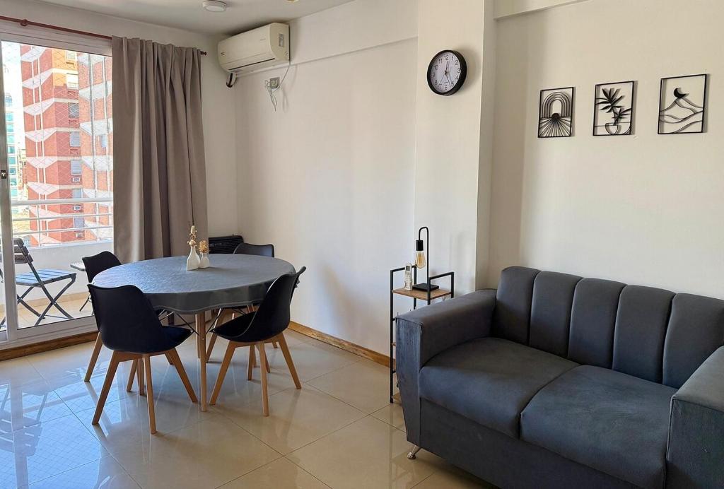 a living room with a couch and a table at Monoambiente centrico con balcon y pileta in Rosario