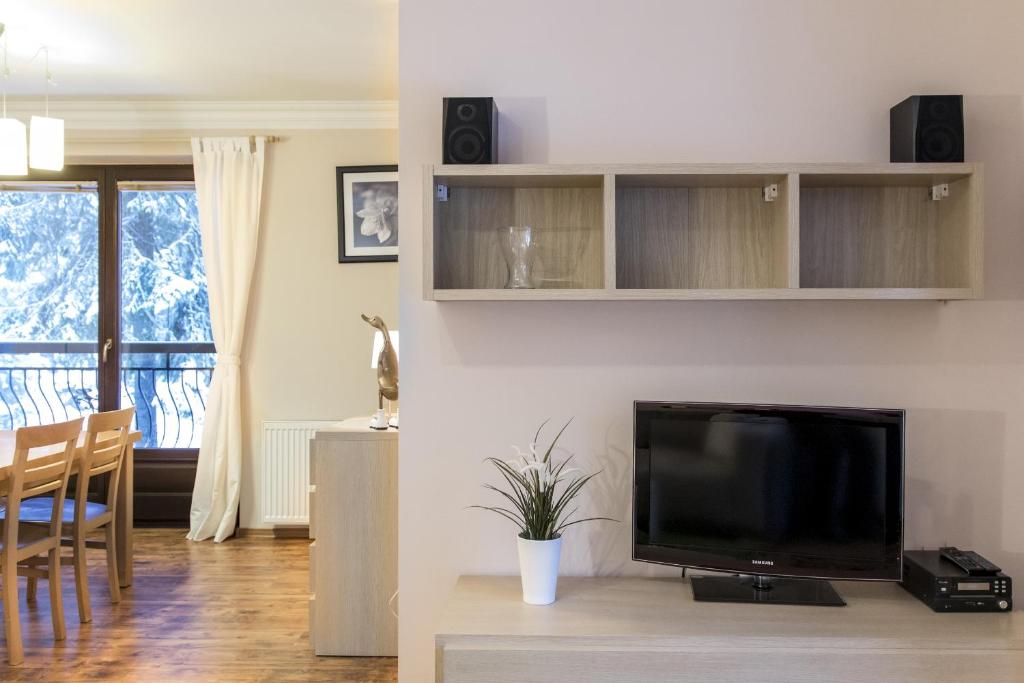 Televízia a/alebo spoločenská miestnosť v ubytovaní Apart4You Apartamenty Bulwary25