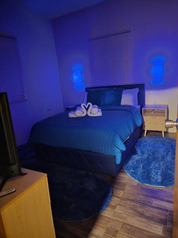 a bedroom with a bed with two bows on it at Cozy Hub -B in Philipsburg