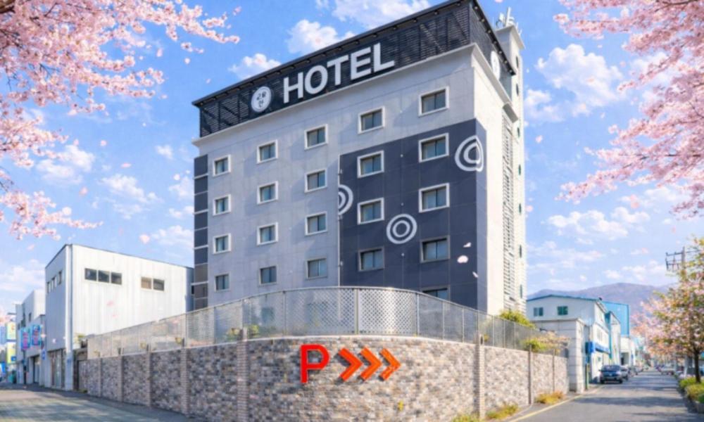 a hotel with a sign on the side of it at Sasang Goyohan-hotel in Busan