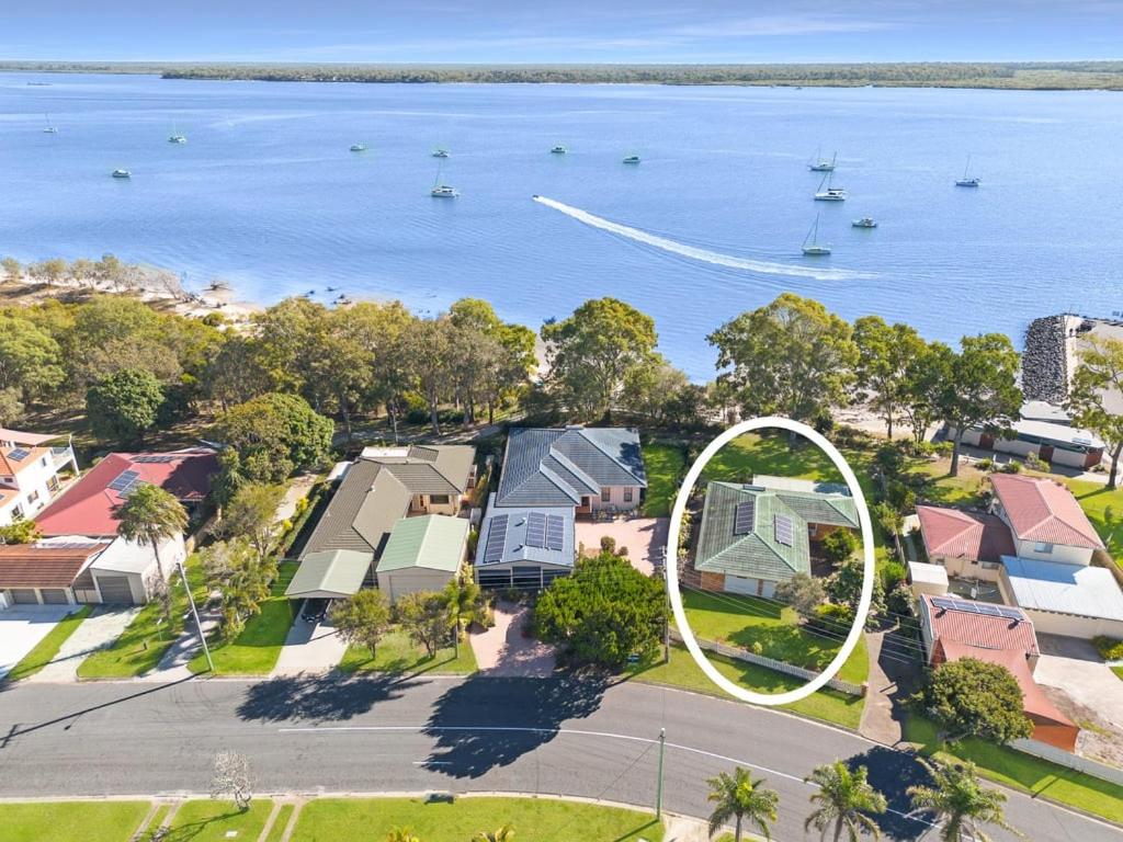 eine Luftaufnahme eines Viertels mit Häusern und dem Wasser in der Unterkunft Conway in Burrum Heads
