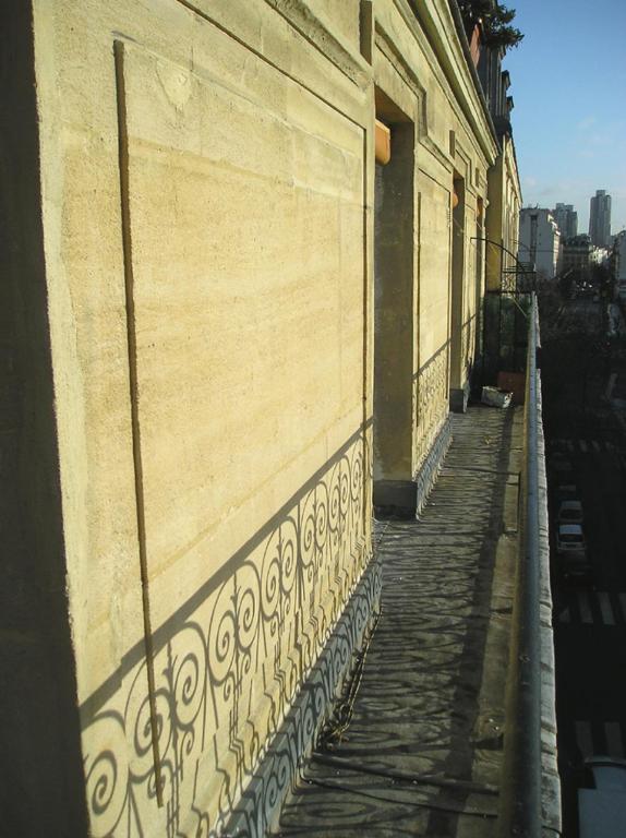un trottoir à côté d'un bâtiment avec clôture dans l'établissement 2 Pièces avec Balcon Plein Sud, à Paris