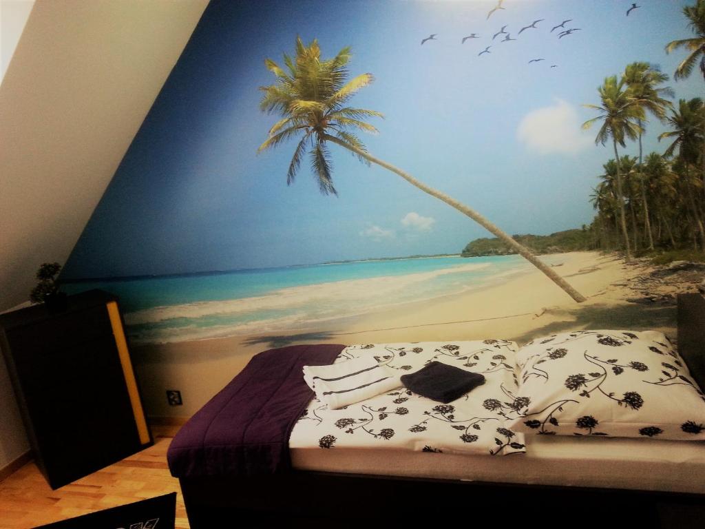ギジツコにあるApartament Cityのビーチの壁画が施されたベッドルーム