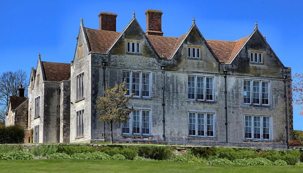 The building where the apartment is located 