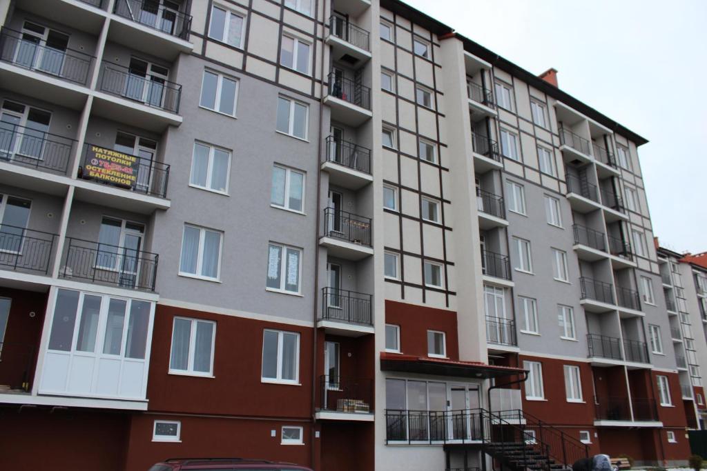 スヴェトロゴルスクにあるFloral cornerの赤と灰色のアパートメントビル