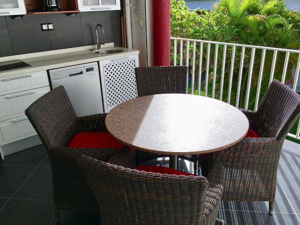 Kuchyň nebo kuchyňský kout v ubytování Résidence Le Vallon Guadeloupe Parc Piscine Appartements & Studios & Services hôteliers à la carte