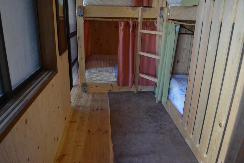 Palanda nebo palandy na pokoji v ubytování Kagaribi Guesthouse