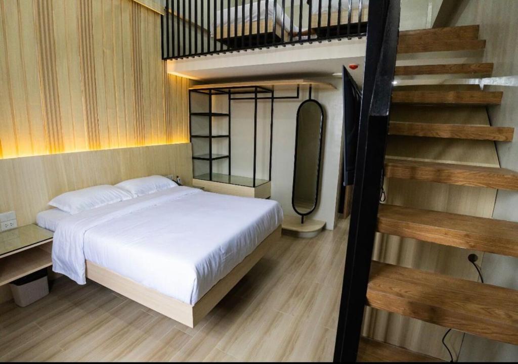 En eller flere senge i et værelse på Hotel Ester