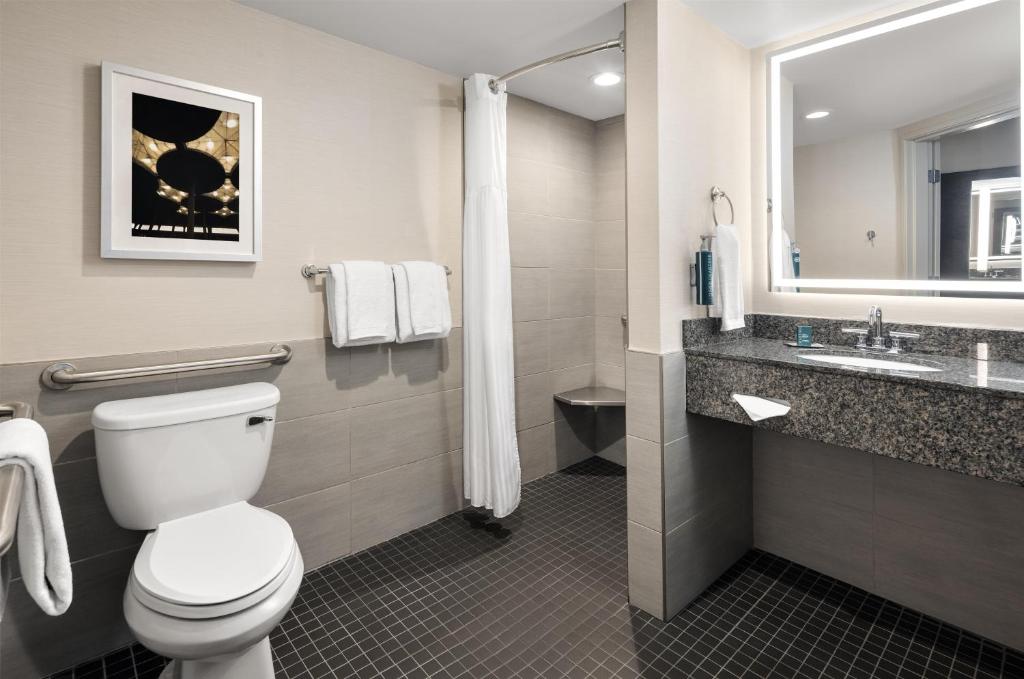DoubleTree by Hilton Racine Harbourwalk photo