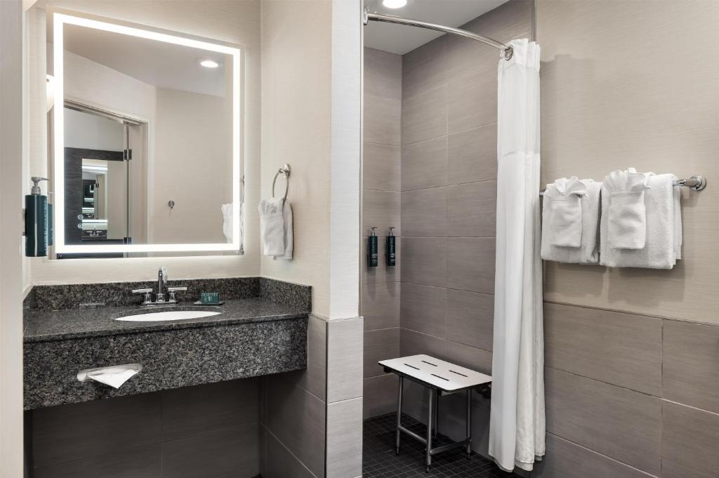 DoubleTree by Hilton Racine Harbourwalk photo