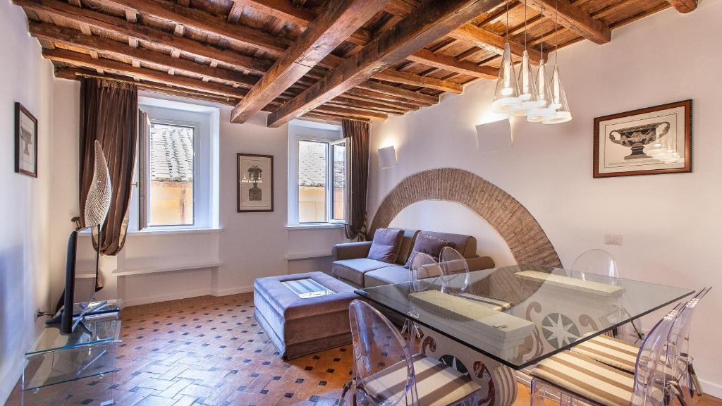 een woonkamer met een tafel en een bank bij Rental in Rome - Scala Suite in Rome