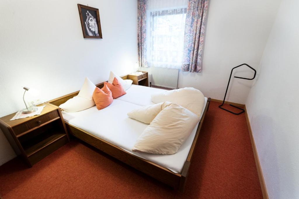 Postel nebo postele na pokoji v ubytování "Quality Hosts Arlberg" Hotel-Gasthof Freisleben