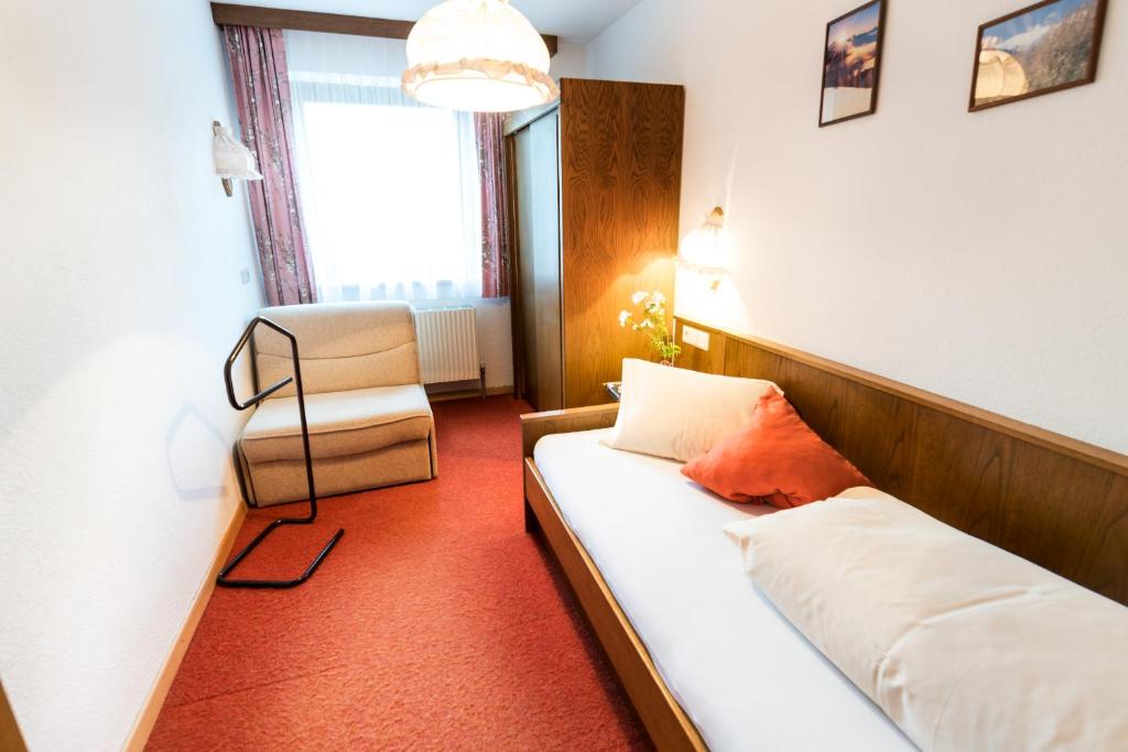 Postel nebo postele na pokoji v ubytování "Quality Hosts Arlberg" Hotel-Gasthof Freisleben
