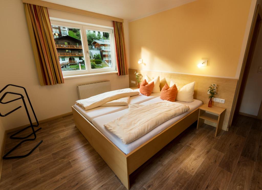 Postel nebo postele na pokoji v ubytování "Quality Hosts Arlberg" Hotel-Gasthof Freisleben