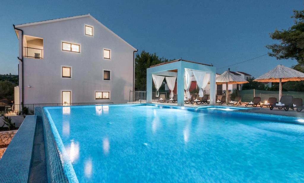 uma grande piscina em frente a um edifício em Villa Toma em Milna