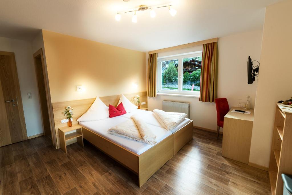 Postel nebo postele na pokoji v ubytování "Quality Hosts Arlberg" Hotel-Gasthof Freisleben