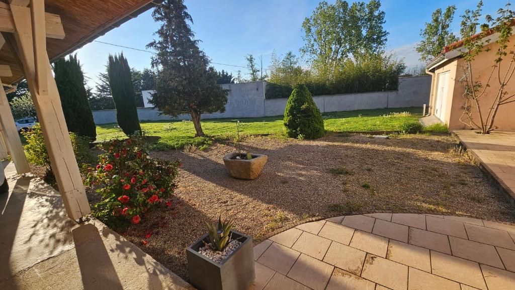a garden with flowers in a yard with a house at Appartement paisible in Saint-Cyprien