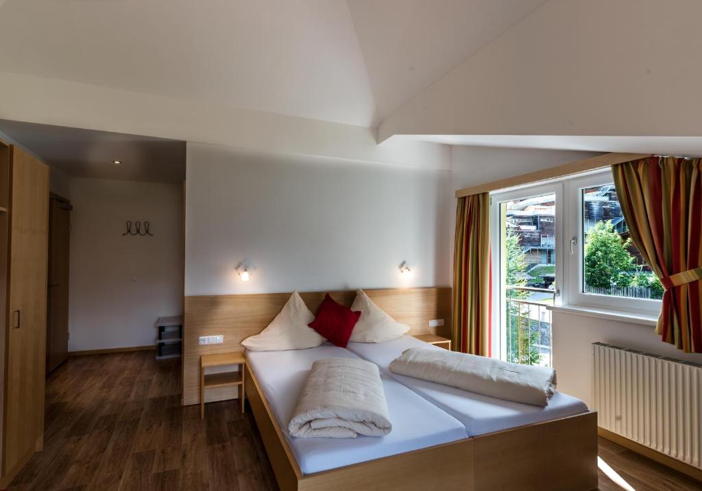 Postel nebo postele na pokoji v ubytování "Quality Hosts Arlberg" Hotel-Gasthof Freisleben