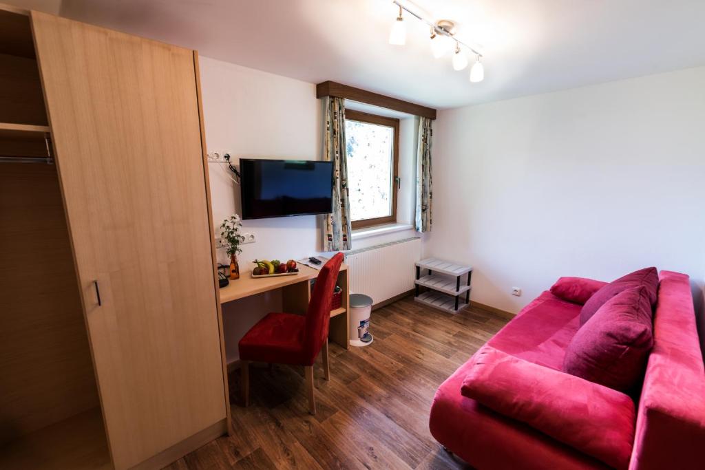 TV a/nebo společenská místnost v ubytování "Quality Hosts Arlberg" Hotel-Gasthof Freisleben