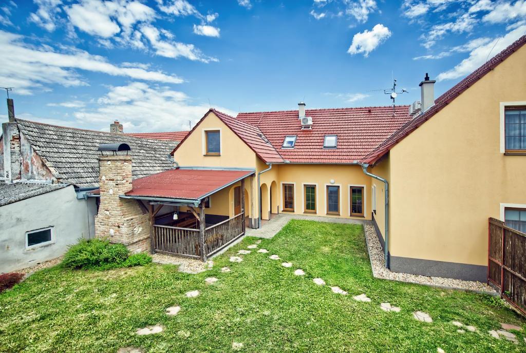 an exterior view of a house with a yard at U Jeřába - komplex B in Horní Věstonice