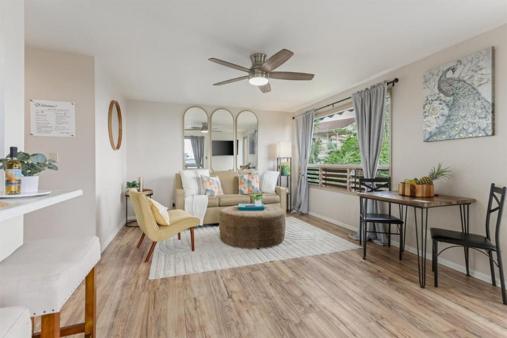 a living room with a ceiling fan at Quiet 2BR Kona Retreat Beach Gear BBQ Patio in Kailua-Kona
