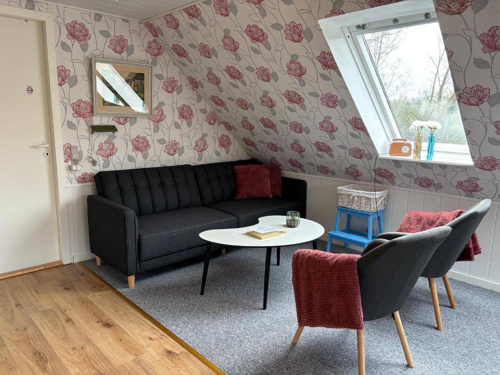 a living room with a couch and a table at Tante Jannis Sommerpension in Bogense