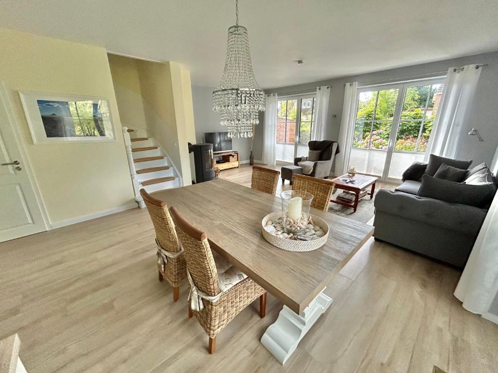 a living room with a wooden table and chairs at Reetdachhaus Seestern in Garding