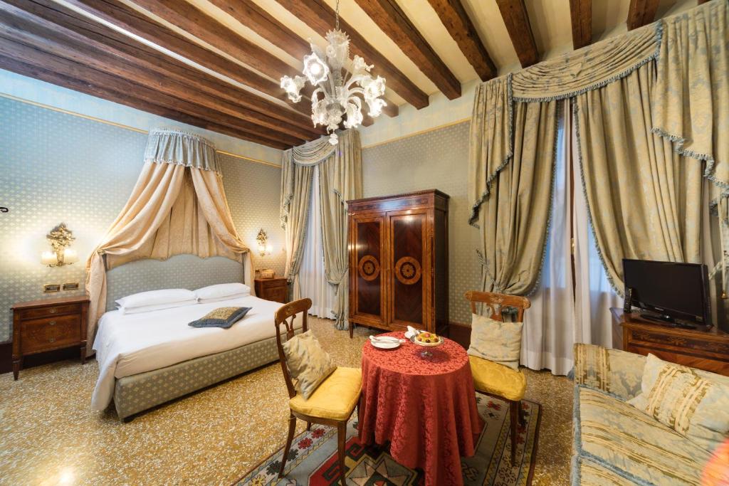 Giường trong phòng chung tại Hotel Al Ponte Dei Sospiri