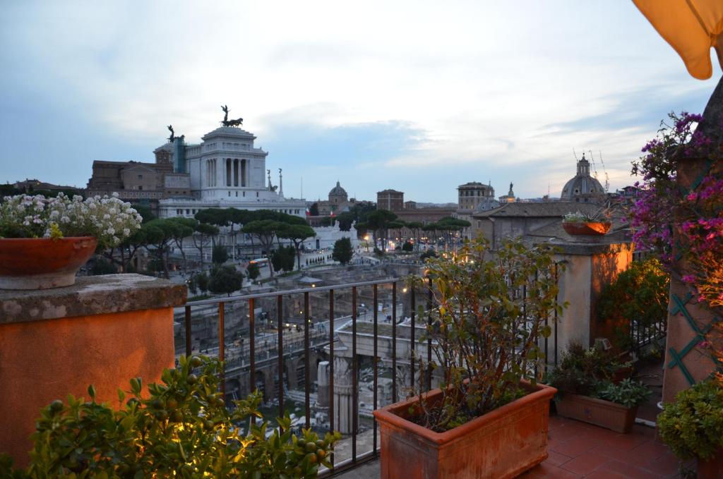 uma vista para a cidade a partir de uma varanda em Residenza Maritti ContemporarySuite em Roma
