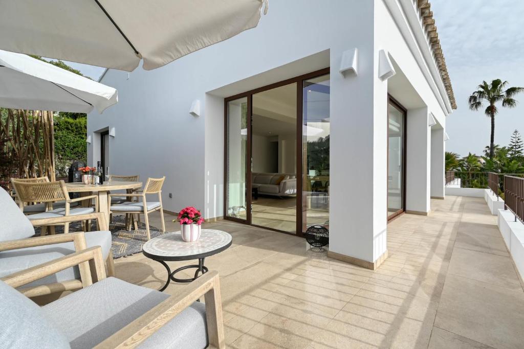 an outdoor patio with a table and chairs at Amipa by Aguilarent in Moraira
