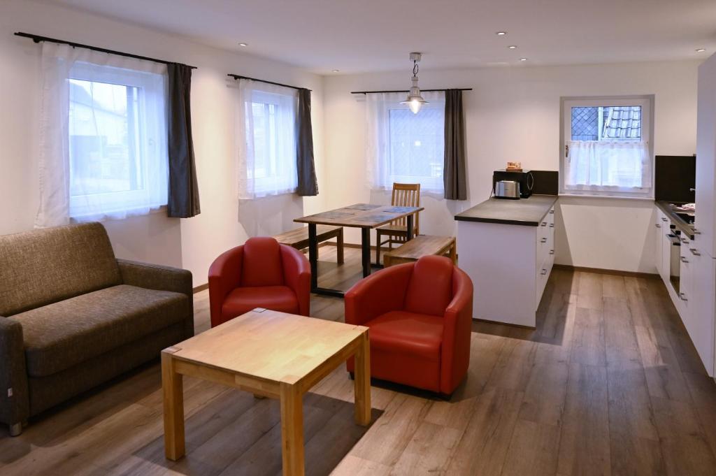 a living room with a couch and two chairs and a table at Guesthouse-Coburg 1 in Großheirath