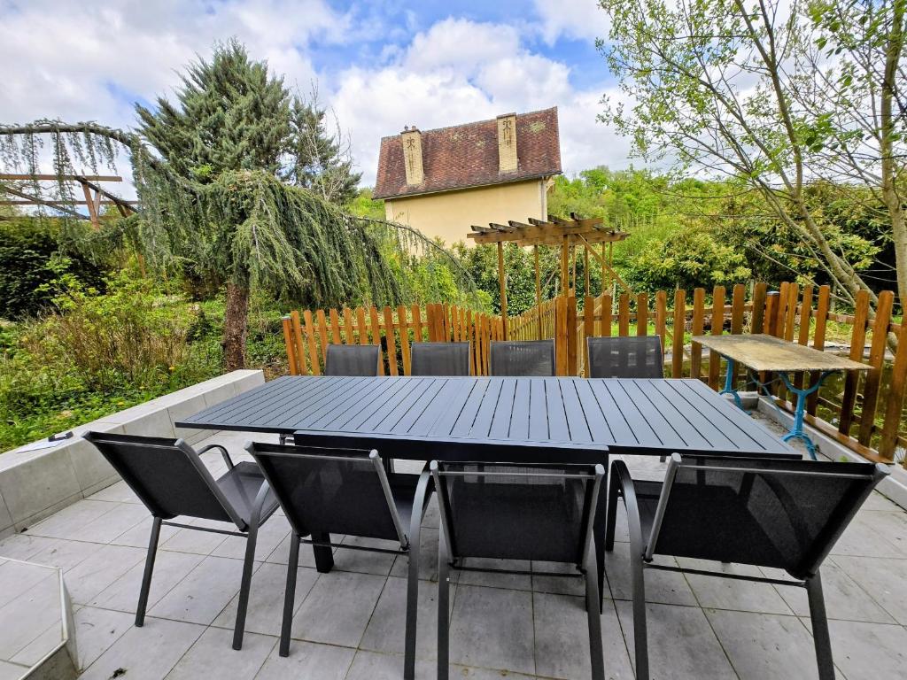 a black table and chairs on a patio at Vaucorbe - Bail Partner in Roffey
