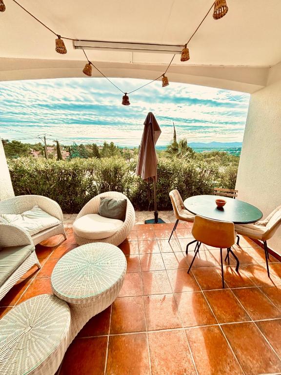 Maison au calme dans résidence privée avec piscine vue mer