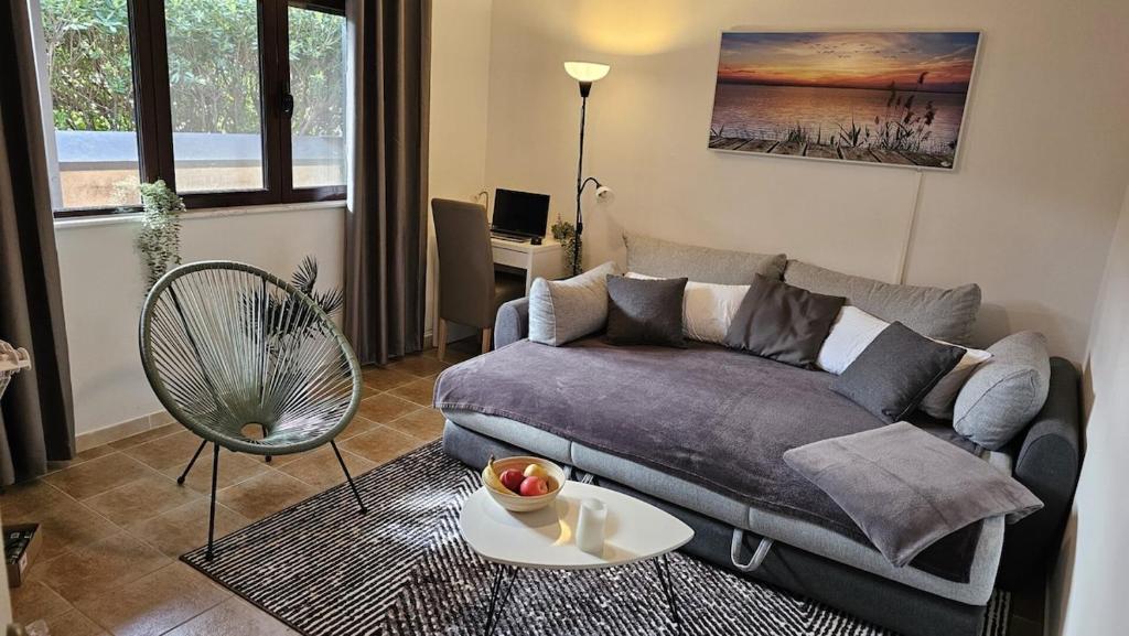 a living room with a couch and a table at Ferienhaus Grüne Oase in Bar