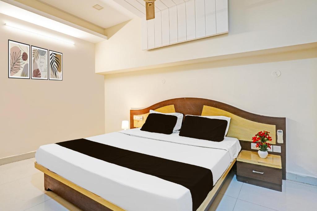 a bedroom with a large bed in a room at Hotel O Anantapur in Anantapur