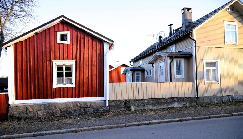 a red house is next to two other houses at Captains Cabin, Old Town, Kokkola in Kokkola