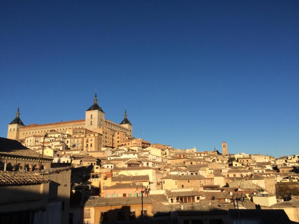 Nespecifikovaný výhled na destinaci Toledo nebo výhled na město při pohledu z penzionu