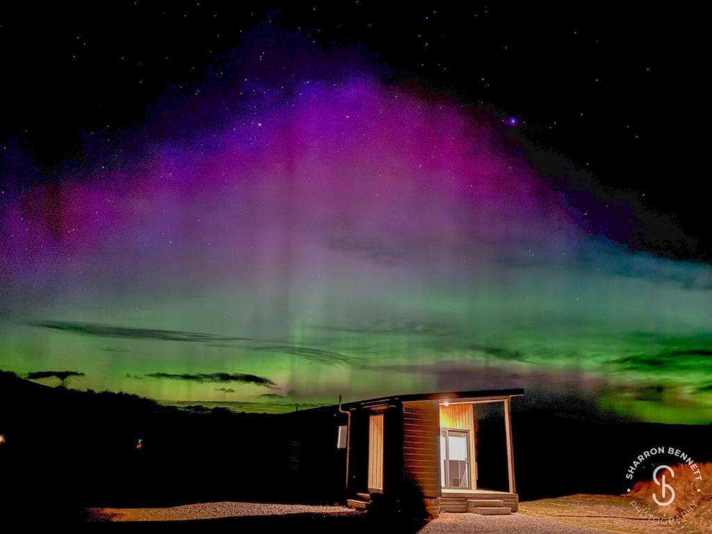 a cabin under the stars with the northern lights at Twizel getaway in Twizel