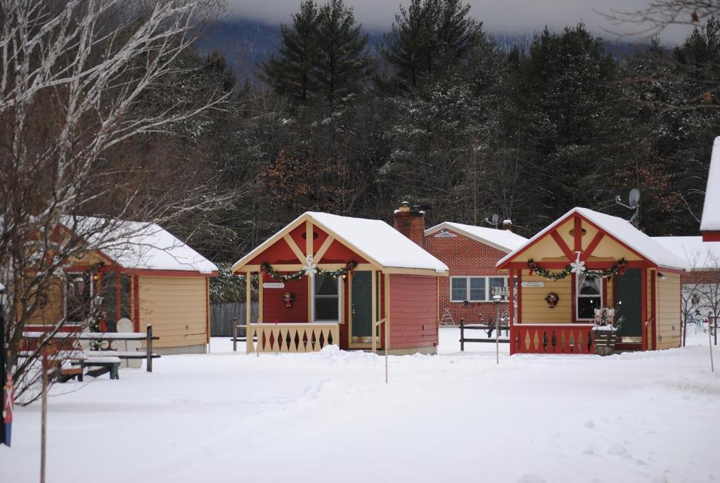 a group of cottages in the snow at Casablanca Motel in Manchester