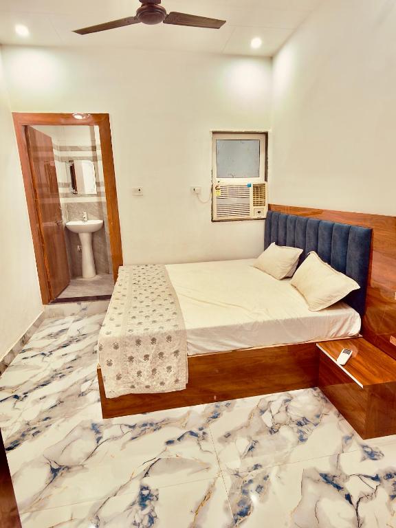 a bedroom with a bed and a bathroom at Shri charno amrit vatika in Vrindāvan