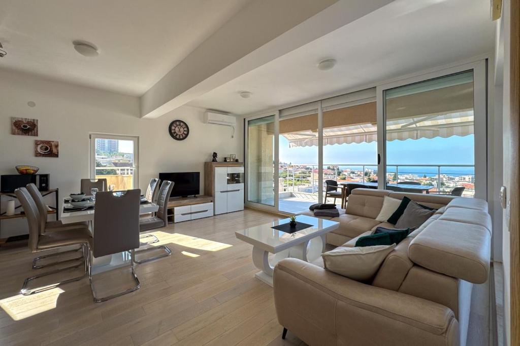 a living room with a couch and a table at Ferienwohnung Penthouse Sunce in Bar