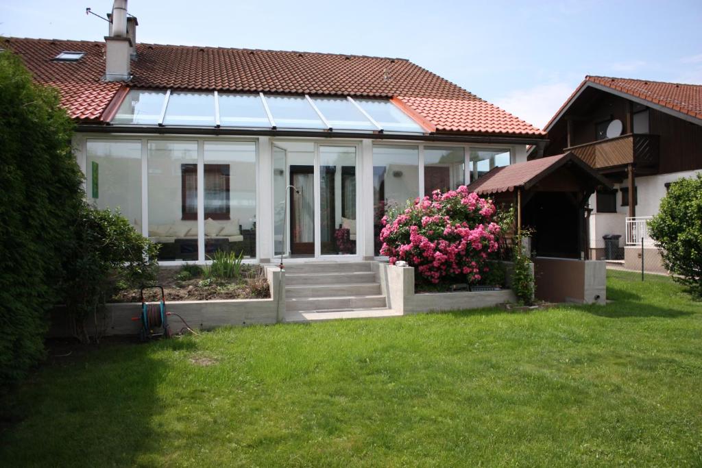 uma casa branca com um alpendre com flores em Haus zum Wohlfühlen em Viena