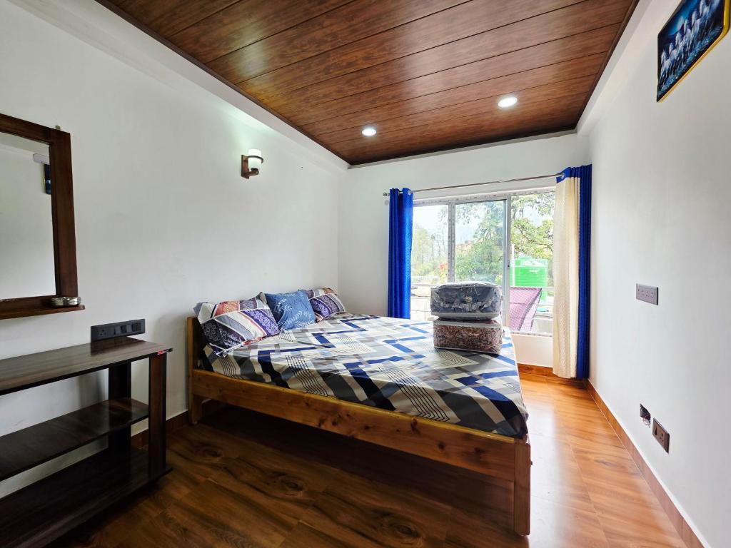 a small bedroom with a bed and a window at Neoravalley Homestay, Lava in Rishop
