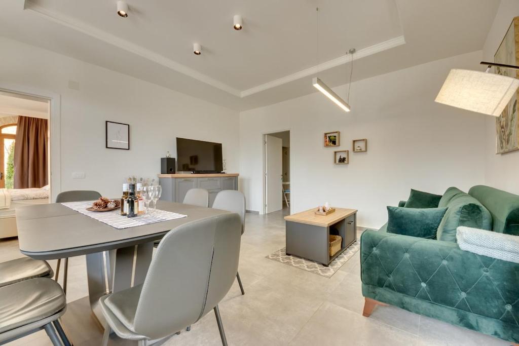 a living room with a table and a couch at Ferienwohnungen Sutorman in Bar