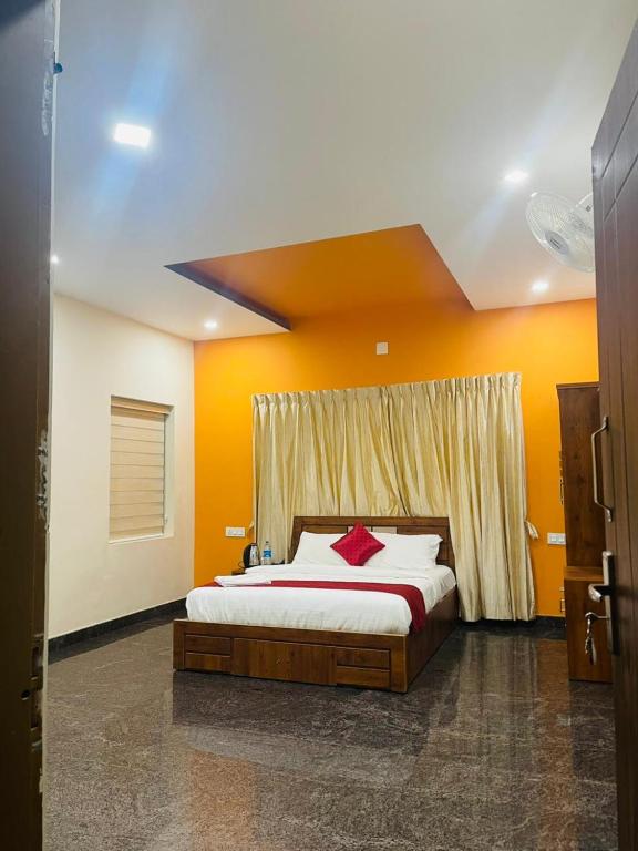a bedroom with a large bed and a window at CoffeeLand in Padinjarathara